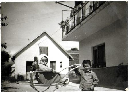 Brata Gregor in Martin Mihelčič 1971 pred domačo hišo